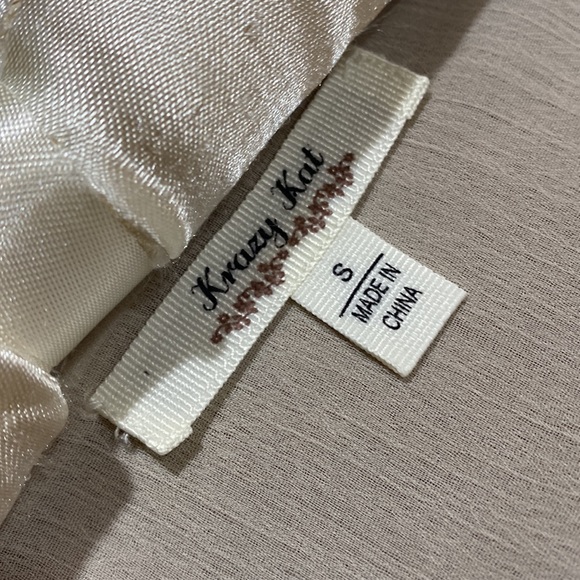 Brand New top with pearl embellishments and scallop hem. - Picture 4 of 5